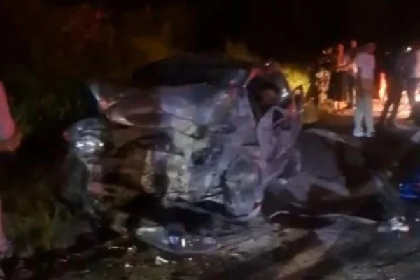 Mãe e filho morreram na hora da colisão. O motorista estava em alta velocidade quando bateu em outro carro na Rodovia Edgard Máximo Zambotto - Metrópoles