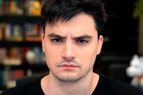 Felipe Neto pede desculpas após associar Tranca-Rua ao Diabo