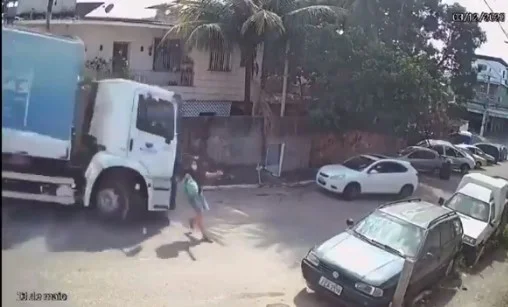 Por um fio: mulher escapa ser atropelada por caminhão de lixo desgovernado