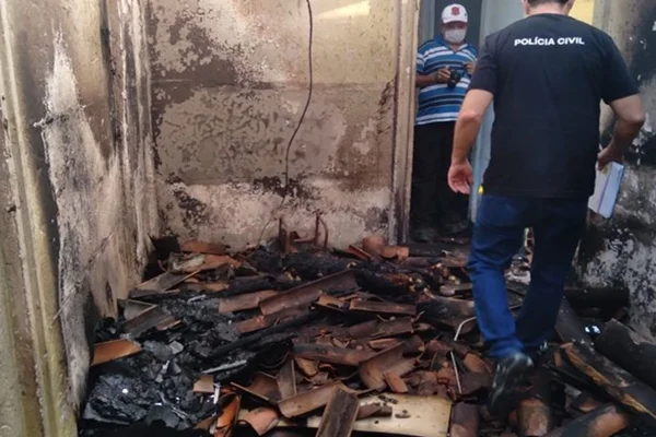 Corpo de jovem é encontrado carbonizado após incêndio em residência