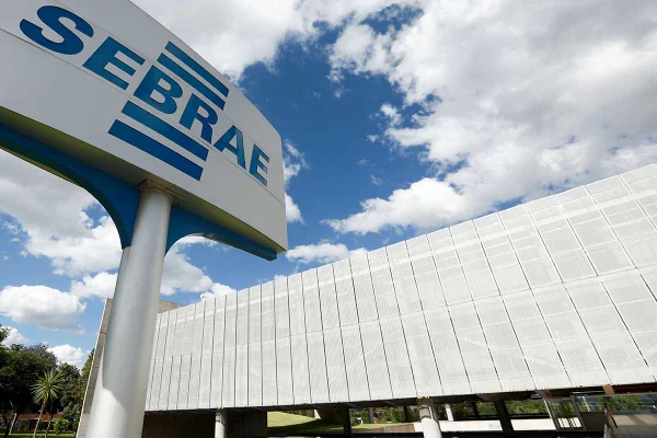 Imagem colorida de prédio com placa escrita Sebrae na frente