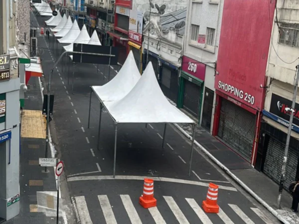 Foto colorida mostra Rua Santa Ifigênia com tendas brancas para evento organizado pela Prefeitura de São Paulo - Metrópoles
