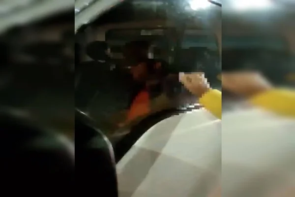 Vídeo. Motorista bêbado é preso ao dormir em caminhão no meio da rua