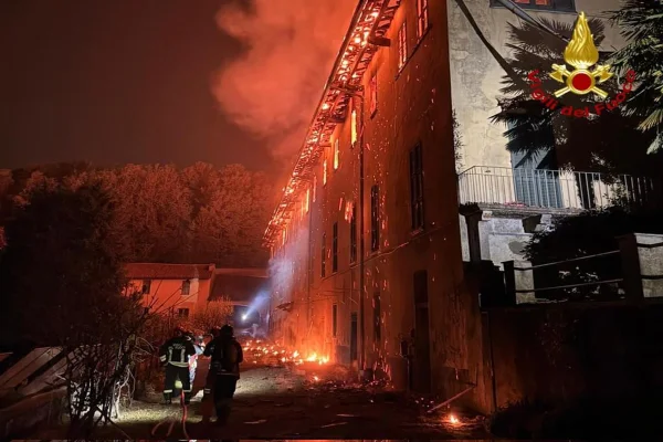 Imagem colorida mostra mosteiro tradicioanl da Itália em chamas - Metrópoles