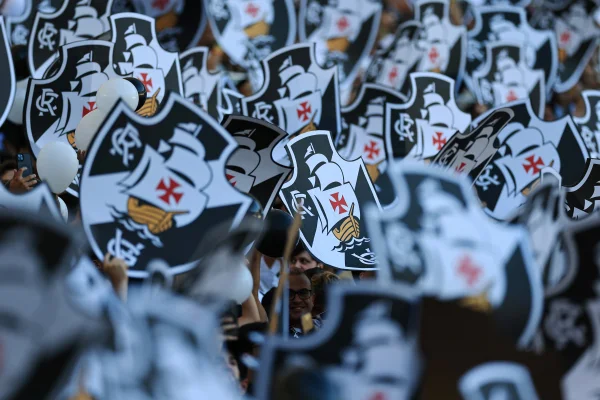 Torcida do Vasco com escudos do clube