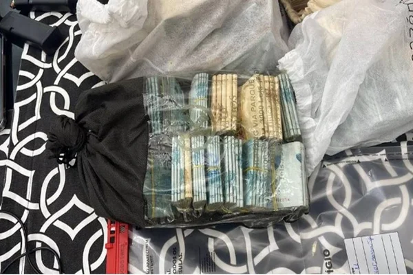 Em operação contra Ronnie Lessa, MP acha R$ 1,8 mi em casa de delegada