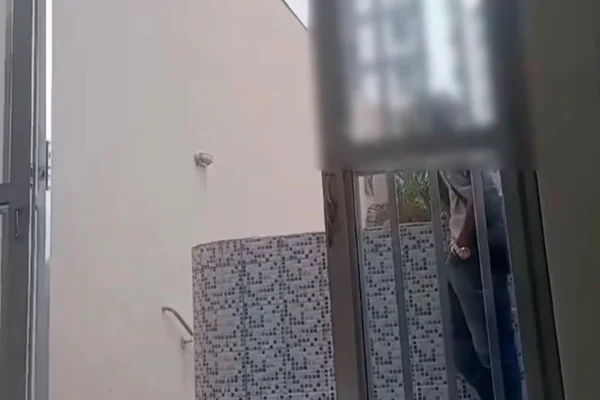 Uma mulher, de 64 anos, gravou e denunciou um homem que supostamente estaria se masturbando dentro de um Centro de Vigilância em Saúde/Metrópoles