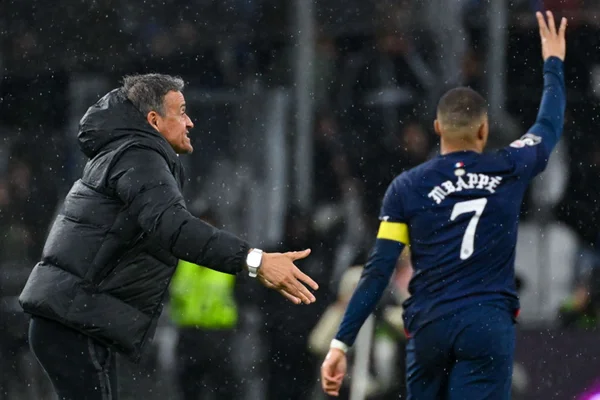 Imagem colorida de Luis Enrique e Mbappé - Metrópoles