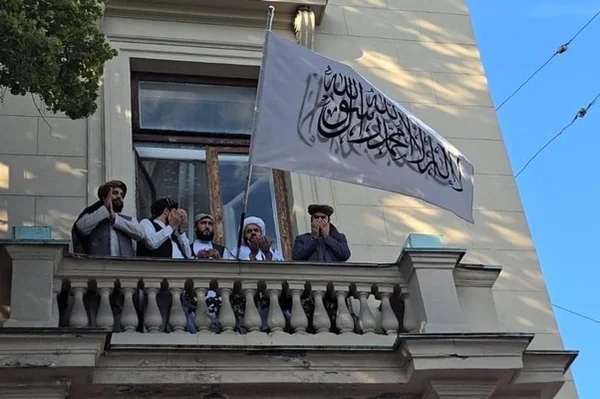 Imagem colorida mostra bandeira do Talibã na embaixada do Afeganistão na Rússia - Metrópoles
