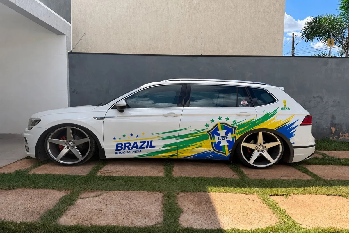 Carros adesivados para a Copa do Mundo movimentam comércio Carros adesivados para a Copa do Mundo movimentam comércio