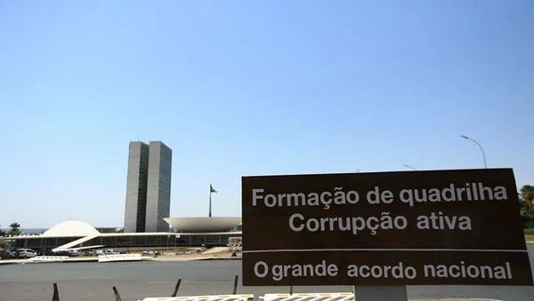 Artista muda placa em frente ao Congresso: “Formação de quadrilha”