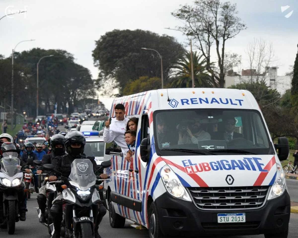Luis Suárez é apresentado no Nacional com muita festa no Uruguai