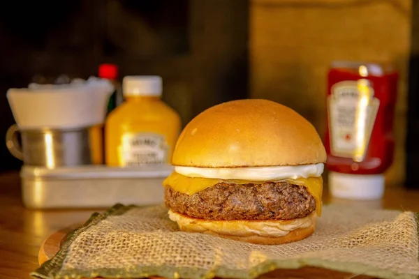 Geléia faz ação que doa lanches a cada dois burgers comprados