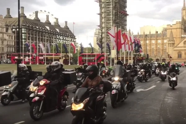 Motoboys brasileiros protestam em Londres após morte de colega