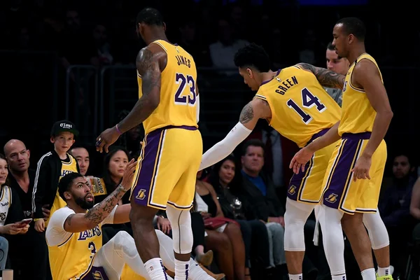 LeBron e Davis brilham e Lakers seguem soberanos na NBA