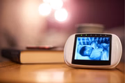 Ligue a babá eletrônica e invista em um jantar romântico em casa, momentos simples ajudam o casal 