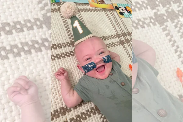 Bebê sorrindo com chapéu de um ano