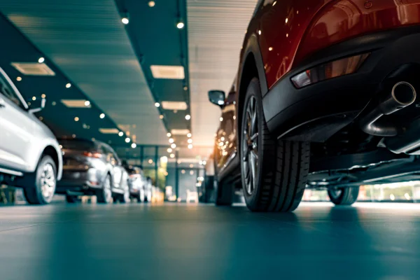 Carros parados em loja, de diversas cores - Metrópoles