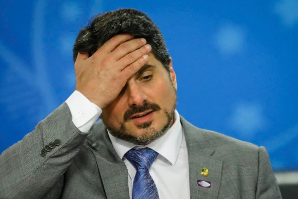 PF faz busca e apreensão em endereços do senador Marcos do Val