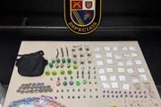Segundo a PM, o homem foi encontrado usando as mesmas roupas da primeira detenção e voltou a ser abordado no mesmo local por tráfico Segundo a PM, o homem foi encontrado usando as mesmas roupas da primeira detenção e voltou a ser abordado no mesmo local por tráfico