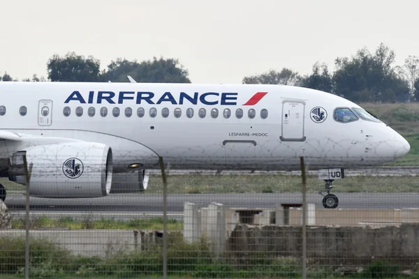 aeronavecom logo onde se lê airfrance em pátio