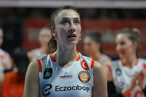 Imagem colorida de Hande Baladin olhando para o alto - Metrópoles