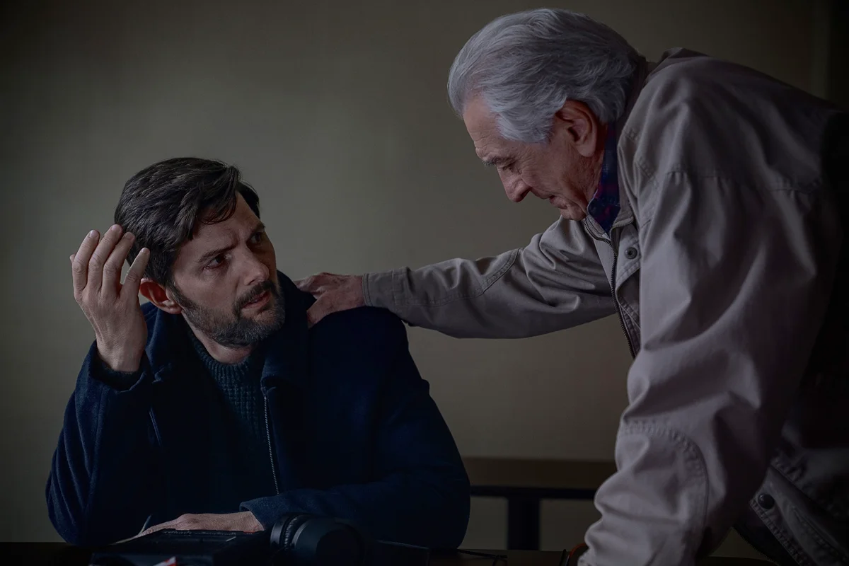 Adam Scott como Tom Kennedy e Robert De Niro como Peter Willis: O Homem Que Sussurra, da Netflix Adam Scott como Tom Kennedy e Robert De Niro como Peter Willis: O Homem Que Sussurra, da Netflix