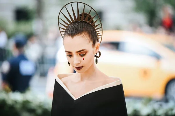 Celebridades homenageiam Nossa Senhora no tapete vermelho do MET Gala