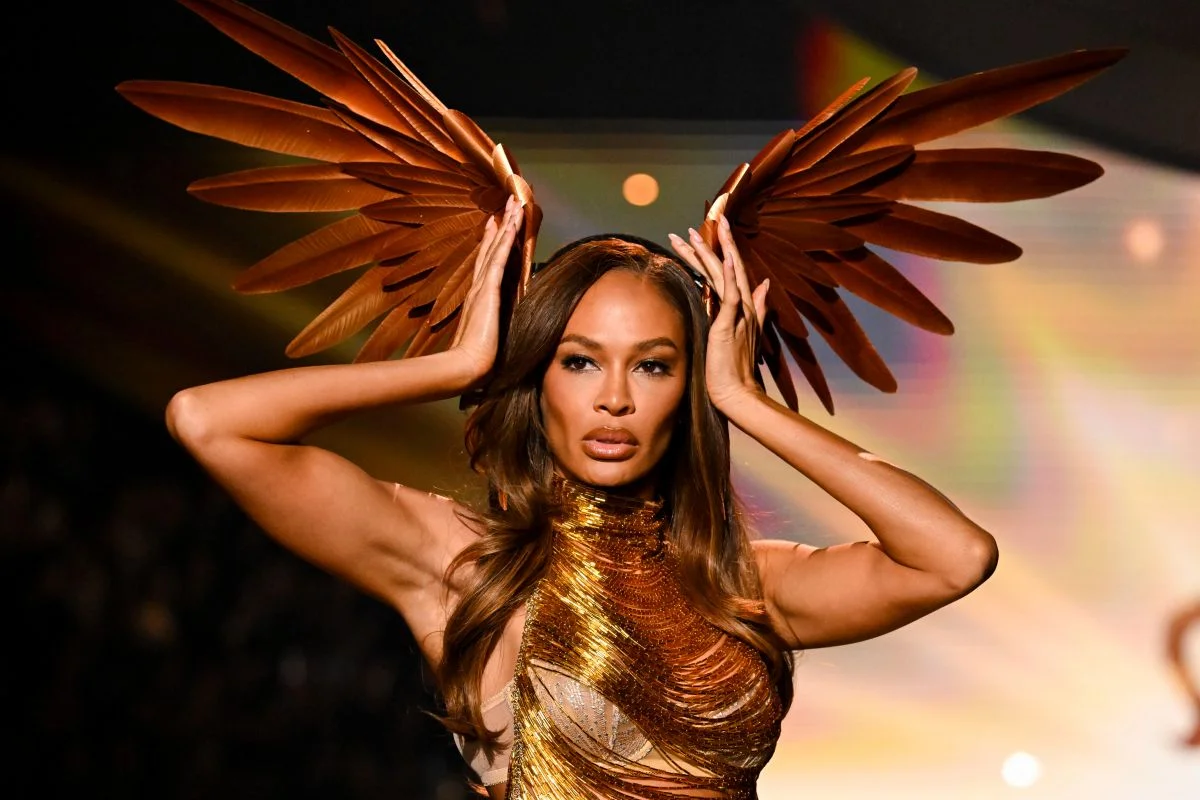 Par de asas usado como acessório para a cabeça por Joan Smalls Par de asas usado como acessório para a cabeça por Joan Smalls