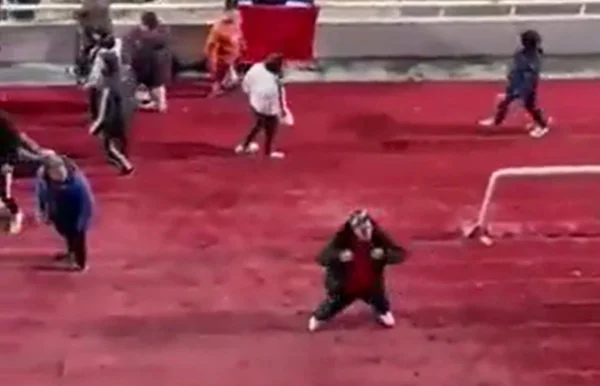 Torcedor do Independiente faz gesto racista