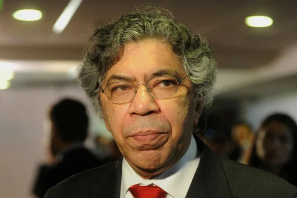 imagem colorida otaviano canuto economista