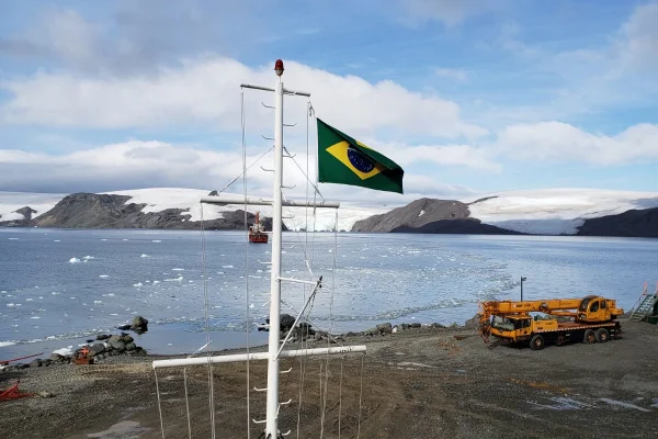 Imagem colorida de expedição brasileira à Antártica - Metrópoles