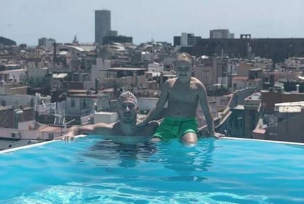 Filho de Neymar, Davi Lucca curte piscina com namorado de Carol Dantas