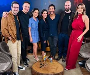 Michelle Barros e Shia posam com os apresentadores de Link Podcast