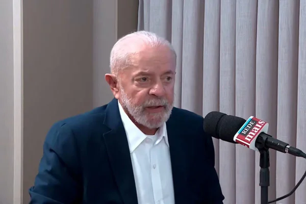 Imagem colorida de Lula em entrevista de rádio na Paraíba - Metrópoles