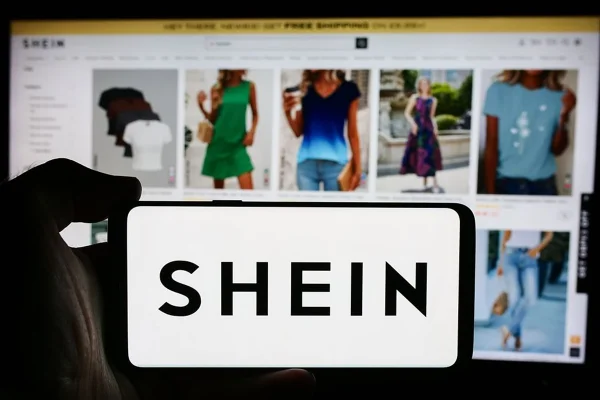 Logotipo e página da varejista Shein aparecendo em telas - Metrópoles