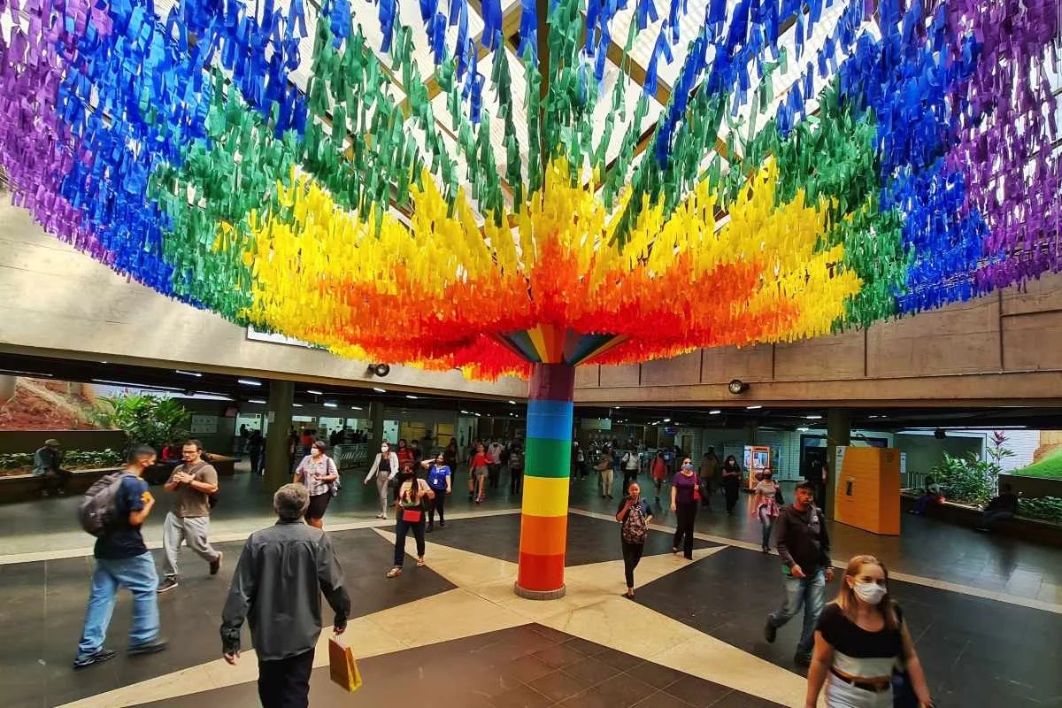 Metrô do DF com uma instalação em homenagem ao Orgulho LGBTQIA+ Metrô do DF com uma instalação em homenagem ao Orgulho LGBTQIA+