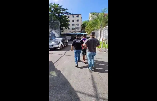 homem sendo preso