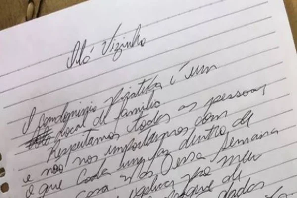 Homem recebe bilhete anônimo com reclamação por dar as mãos ao namorado