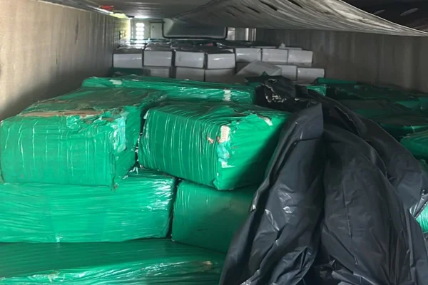 Linguiça temperada: polícia apreende 7 toneladas de maconha em caminhão - destaque galeria