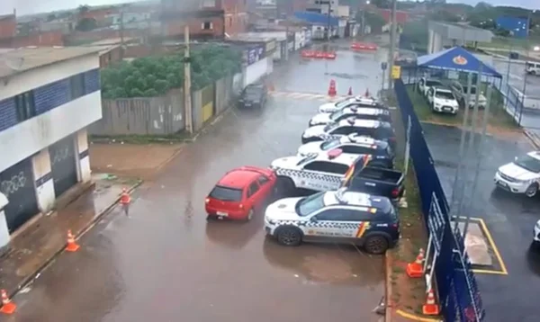 carro batendo em viatura