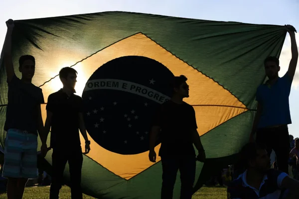 Após blitzes do Detran, motoboys fazem protesto em Águas Claras