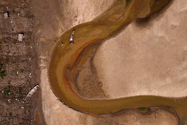 Foto colorida de rio atingido pela seca no Amazonas - Metrópoles