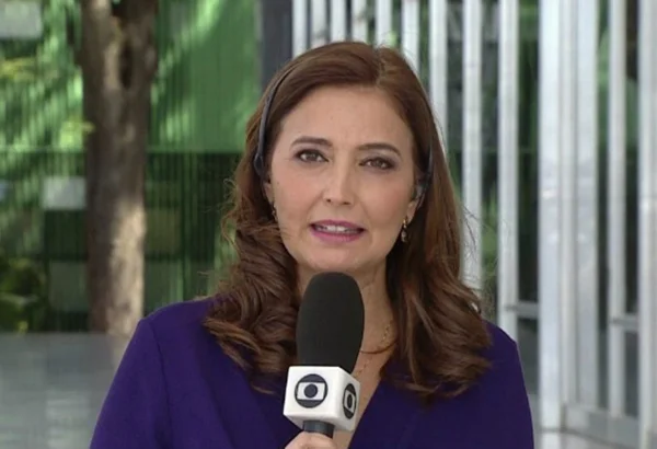Cristina Serra na Globo com microfone - Metrópoles