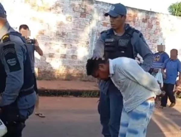 Foto colorida de homem sendo preso em Codó no Maranhão - Metrópoles