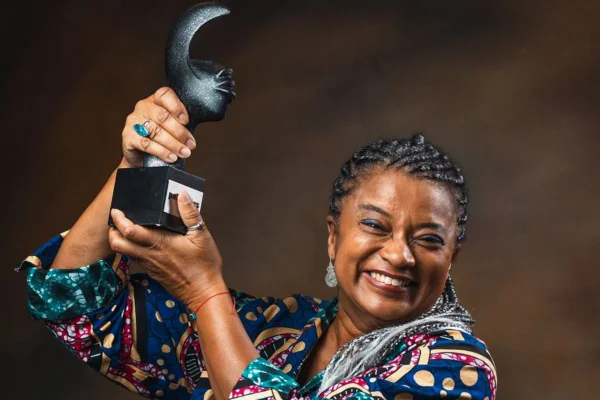 Debora Moura vence Prêmio Potências na categoria Liderança Negra