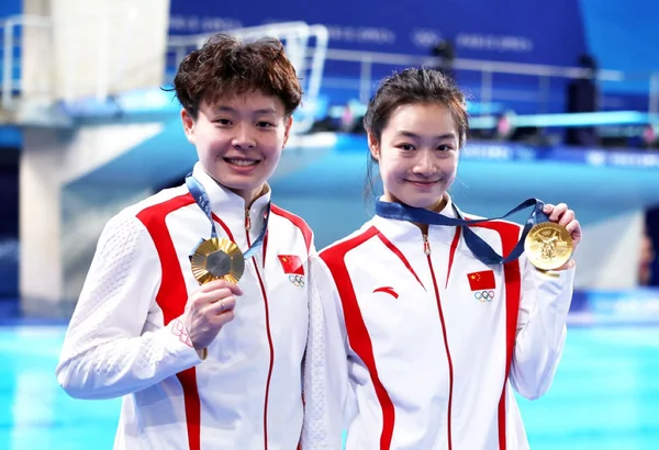 Imagem colorida de chinesas que venceram segunda medalha de ouro das Olimpíadas- Metrópoles
