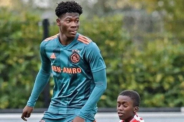 Um gigante no Sub-15? Zagueiro do Ajax viraliza nas redes sociais