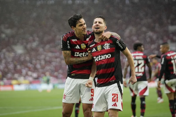 Foto colorida de Jorginho e Pedro, do Flamengo - Metrópoles
