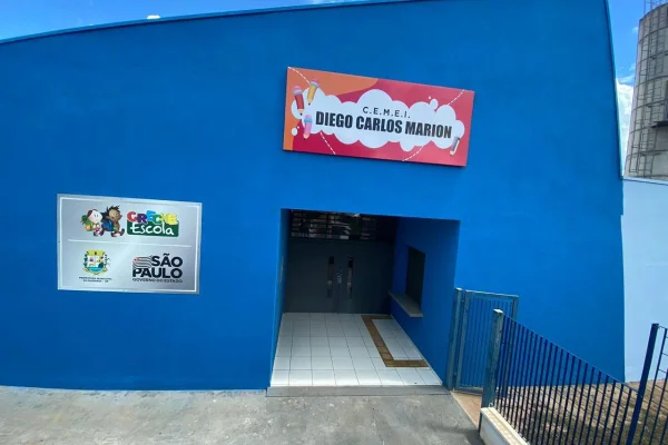 Imagem colorida da fachada do CEMEI Diego Marion pintada de azul - Metrópoles